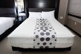 polka-dot-white-grey-decorative-top-sheet_hsd 